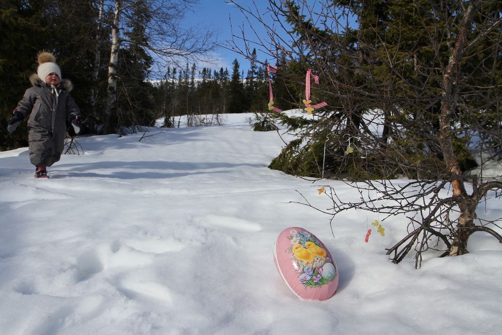 easter egg hunt snow 