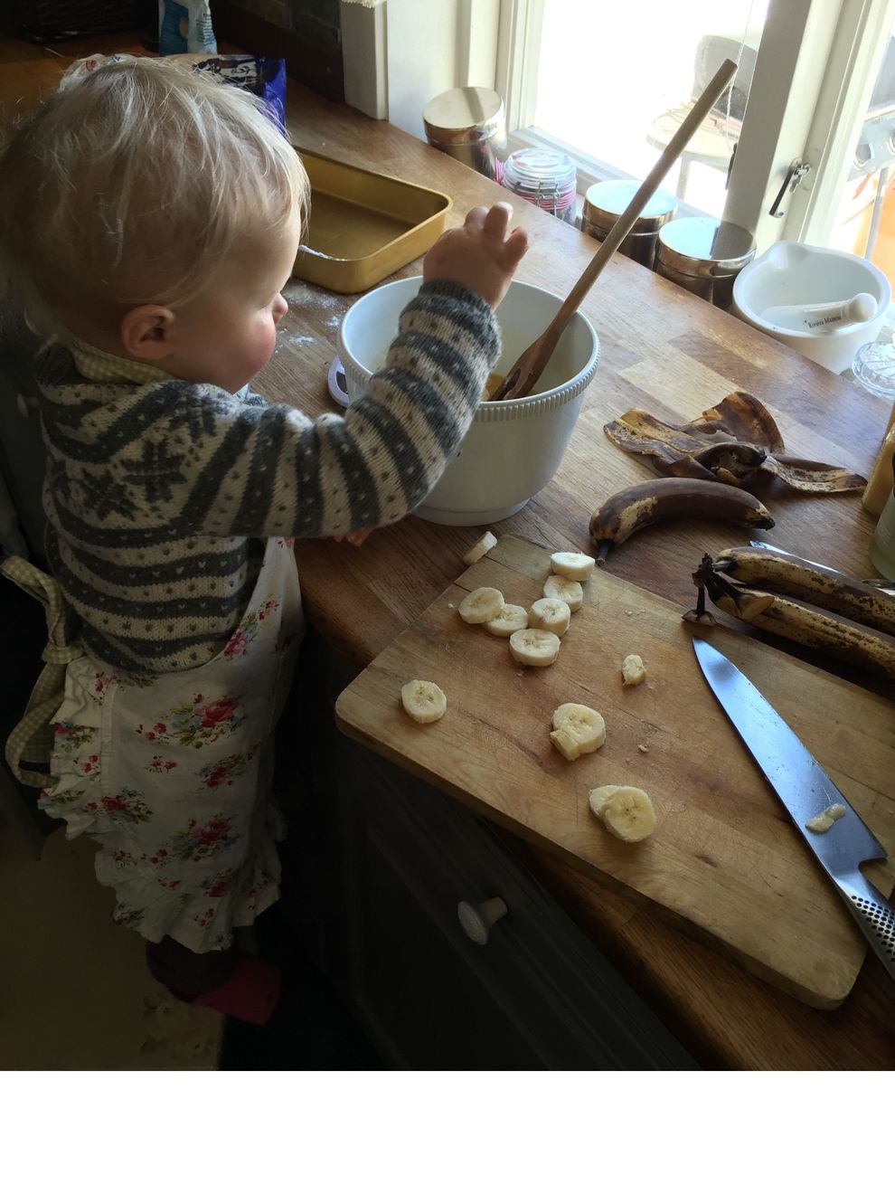 litle girl baking bananacake