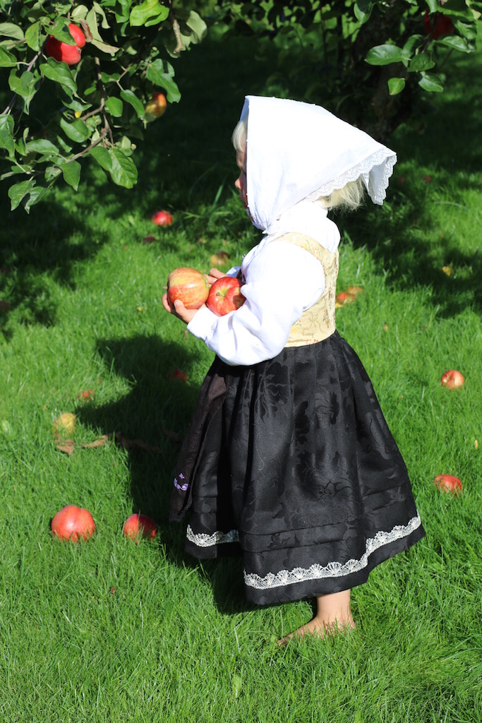 liten jente bunad epler liv