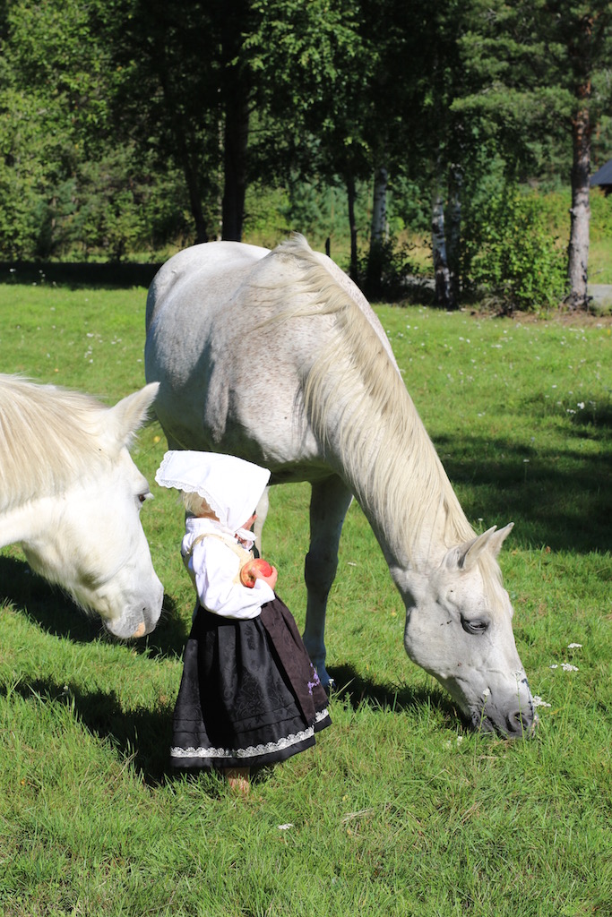 liten jente bunad eple hest liv